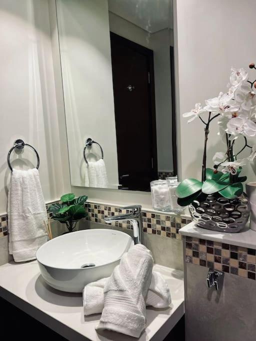 Vera Residences By Damac I 1Br Luxury Aparthotel ドバイ エクステリア 写真